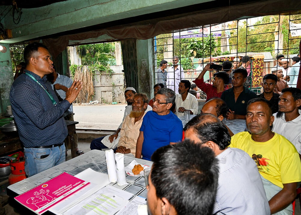 Tea stalls serve as informal meeting spaces where men and boys engage with UNFPA-supported Social Mobilizers in conversations about gender equality.