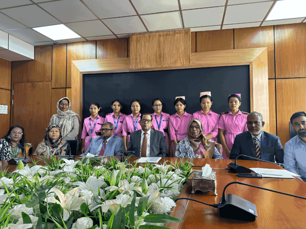 The Director General of the Directorate General of Nursing and Midwifery handed over the cheques to the institutions during the scholarship-giving ceremony