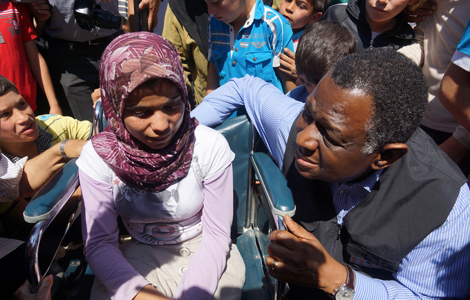 UNFPA Executive Director, Dr. Babatunde Osotimehin, with a Syrian teenage girl with special needs at the Nizip Camp in Turkey. Photo: UNFPA/Nezih Tavlas