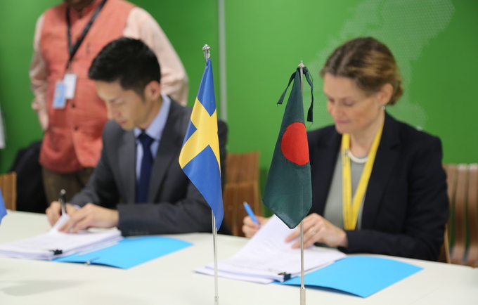 Swedish Ambassador and UNFPA Bangladesh Acting Representative sign grant agreement
